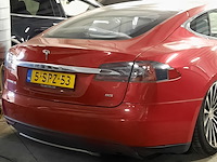 Personenauto tesla, model s, rood - afbeelding 35 van  36
