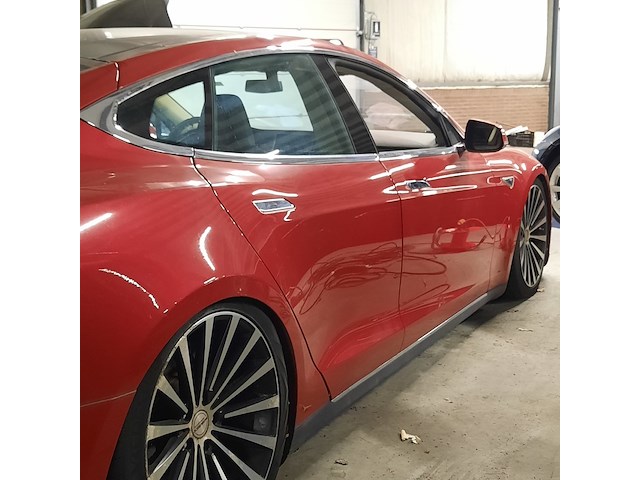Personenauto tesla, model s, rood - afbeelding 36 van  36