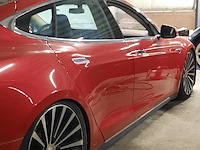 Personenauto tesla, model s, rood - afbeelding 36 van  36