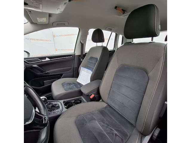 Personenauto, volkswagen, golf sportsvan - afbeelding 25 van  48