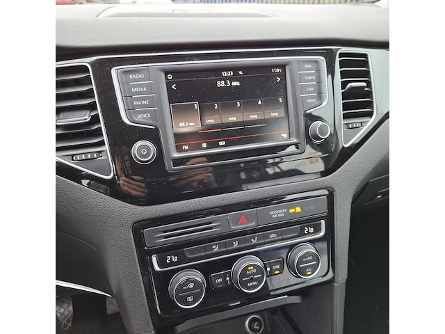 Personenauto, volkswagen, golf sportsvan - afbeelding 30 van  48