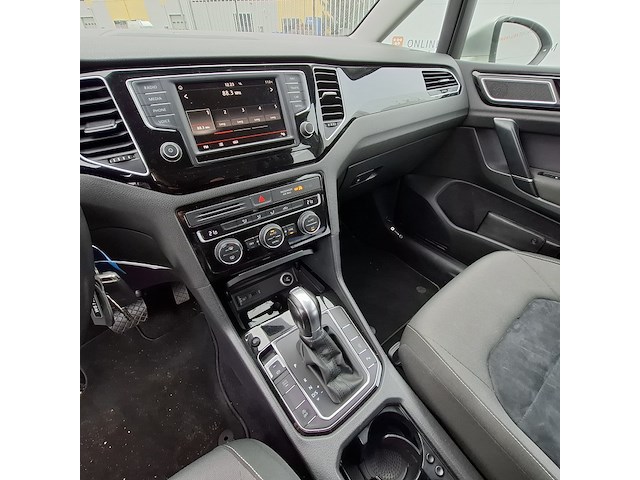 Personenauto, volkswagen, golf sportsvan - afbeelding 32 van  48