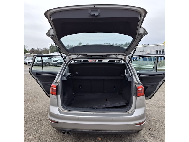 Personenauto, volkswagen, golf sportsvan - afbeelding 35 van  48