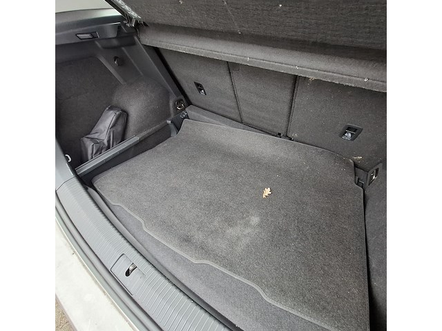 Personenauto, volkswagen, golf sportsvan - afbeelding 36 van  48