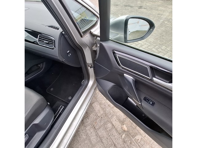 Personenauto, volkswagen, golf sportsvan - afbeelding 40 van  48