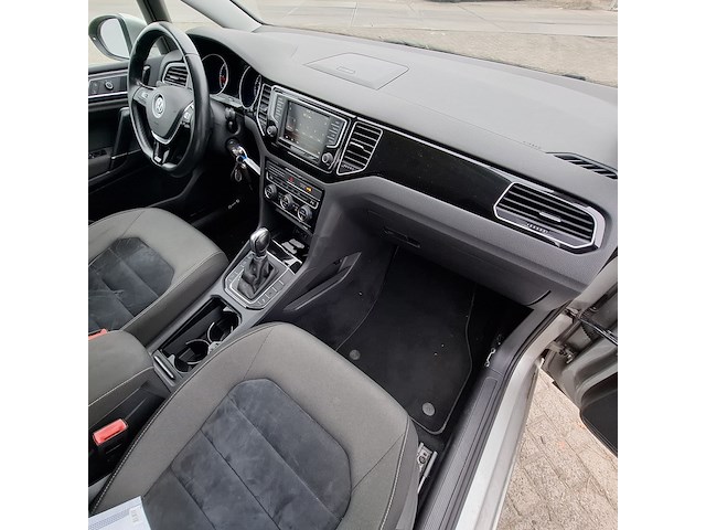 Personenauto, volkswagen, golf sportsvan - afbeelding 41 van  48