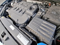 Personenauto, volkswagen, golf sportsvan - afbeelding 19 van  48