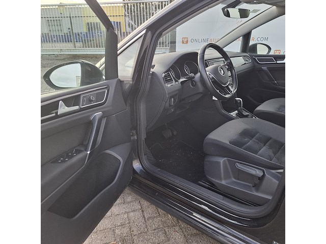 Personenauto, volkswagen, golf sportsvan - afbeelding 24 van  48