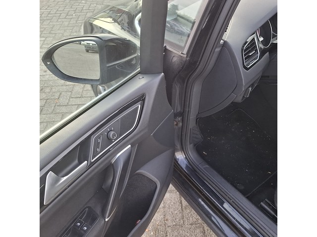 Personenauto, volkswagen, golf sportsvan - afbeelding 25 van  48