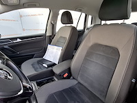 Personenauto, volkswagen, golf sportsvan - afbeelding 26 van  48