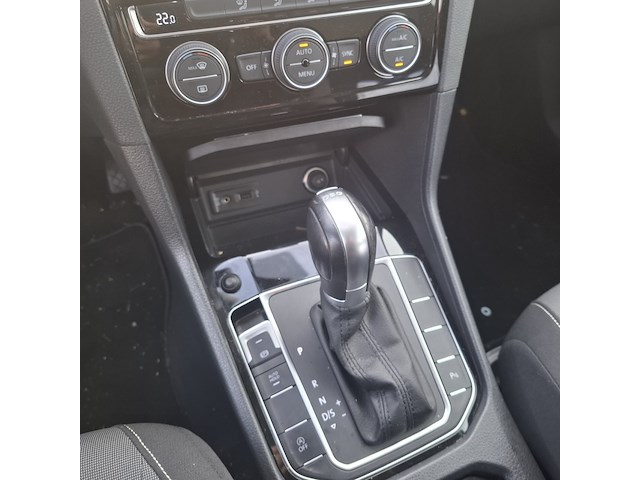 Personenauto, volkswagen, golf sportsvan - afbeelding 32 van  48