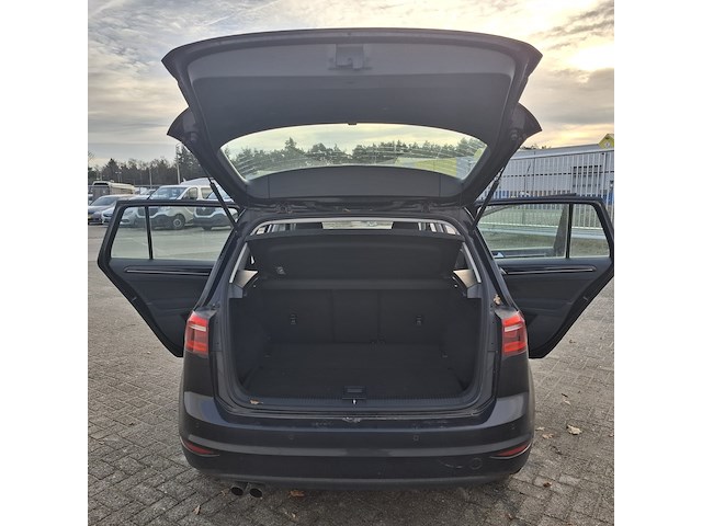 Personenauto, volkswagen, golf sportsvan - afbeelding 36 van  48