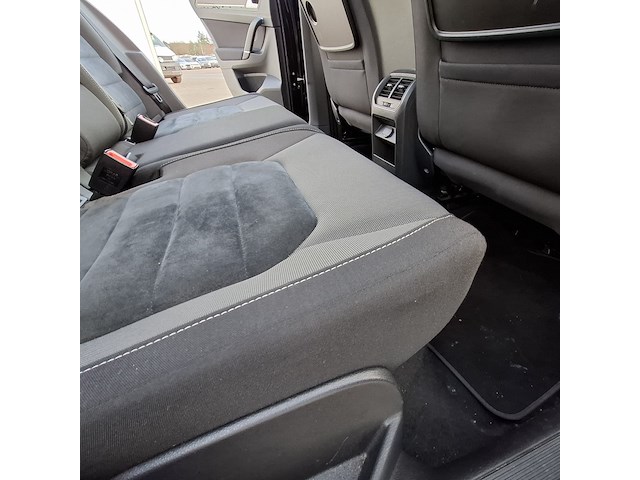 Personenauto, volkswagen, golf sportsvan - afbeelding 40 van  48