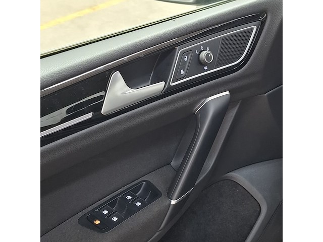 Personenauto, volkswagen, golf sportsvan - afbeelding 8 van  47