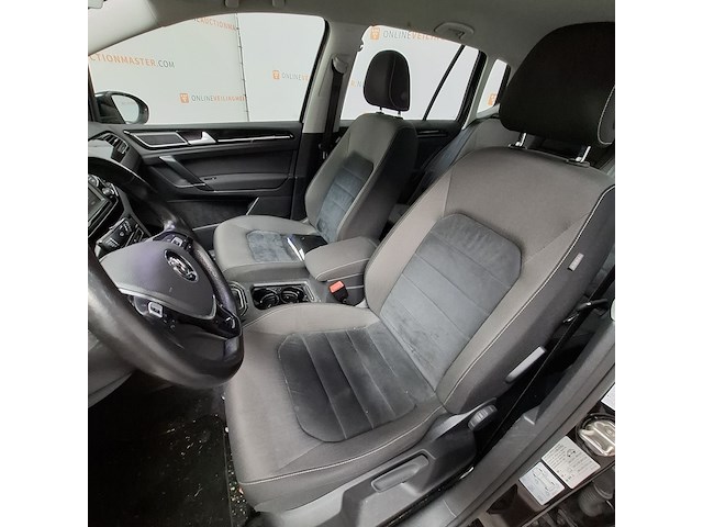 Personenauto, volkswagen, golf sportsvan - afbeelding 9 van  47