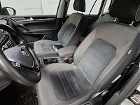 Personenauto, volkswagen, golf sportsvan - afbeelding 9 van  47