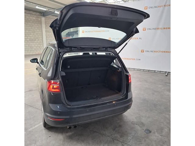 Personenauto, volkswagen, golf sportsvan - afbeelding 22 van  47