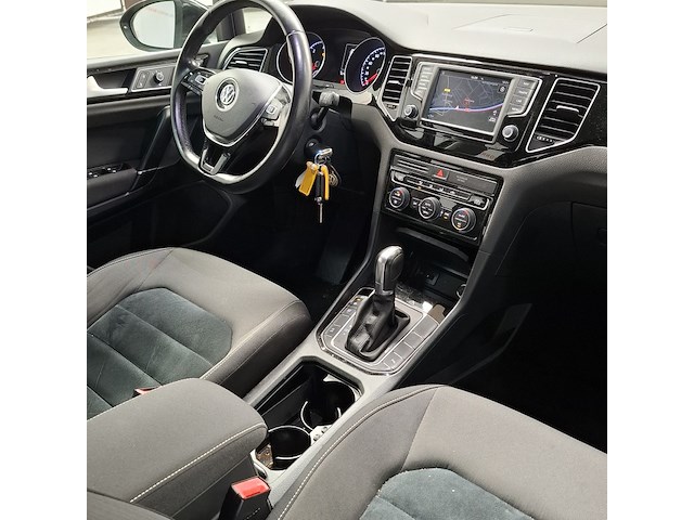 Personenauto, volkswagen, golf sportsvan - afbeelding 27 van  47