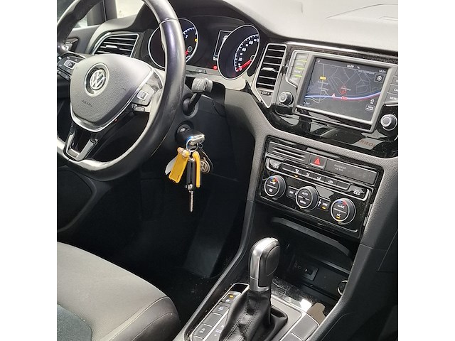 Personenauto, volkswagen, golf sportsvan - afbeelding 28 van  47