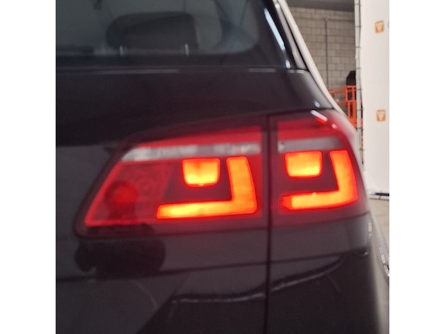 Personenauto, volkswagen, golf sportsvan - afbeelding 30 van  47