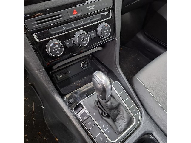 Personenauto, volkswagen, golf sportsvan - afbeelding 21 van  52