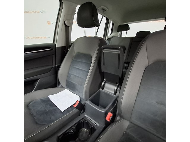 Personenauto, volkswagen, golf sportsvan - afbeelding 25 van  52