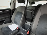 Personenauto, volkswagen, golf sportsvan - afbeelding 25 van  52