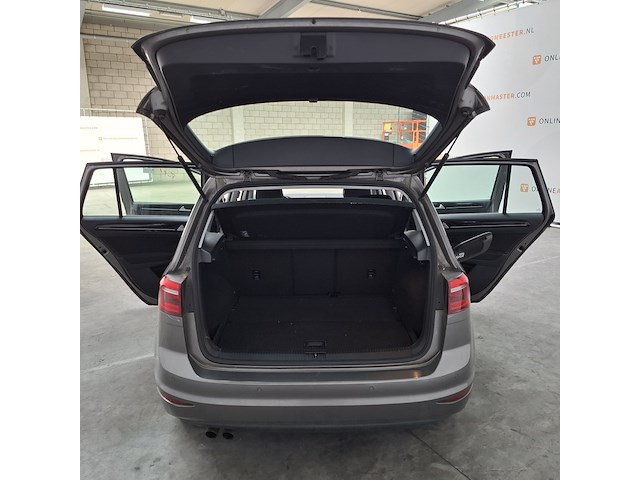 Personenauto, volkswagen, golf sportsvan - afbeelding 27 van  52