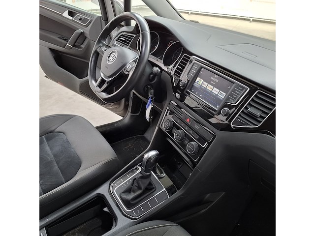 Personenauto, volkswagen, golf sportsvan - afbeelding 31 van  52