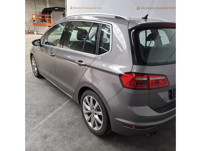 Personenauto, volkswagen, golf sportsvan - afbeelding 50 van  52