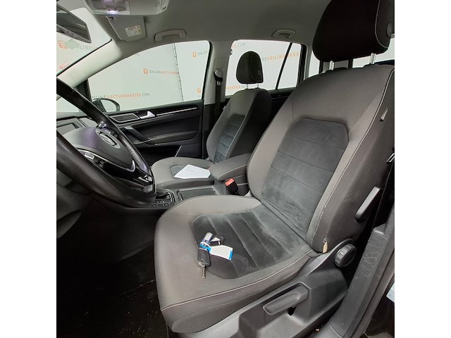 Personenauto, volkswagen, golf sportsvan - afbeelding 30 van  69