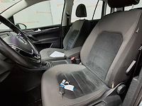 Personenauto, volkswagen, golf sportsvan - afbeelding 30 van  69