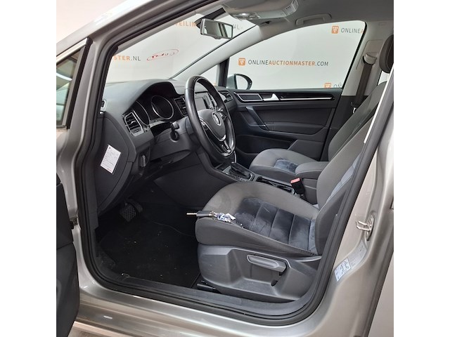 Personenauto, volkswagen, golf sportsvan - afbeelding 19 van  61