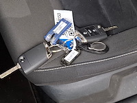 Personenauto, volkswagen, golf sportsvan - afbeelding 20 van  61