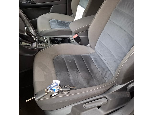 Personenauto, volkswagen, golf sportsvan - afbeelding 21 van  61