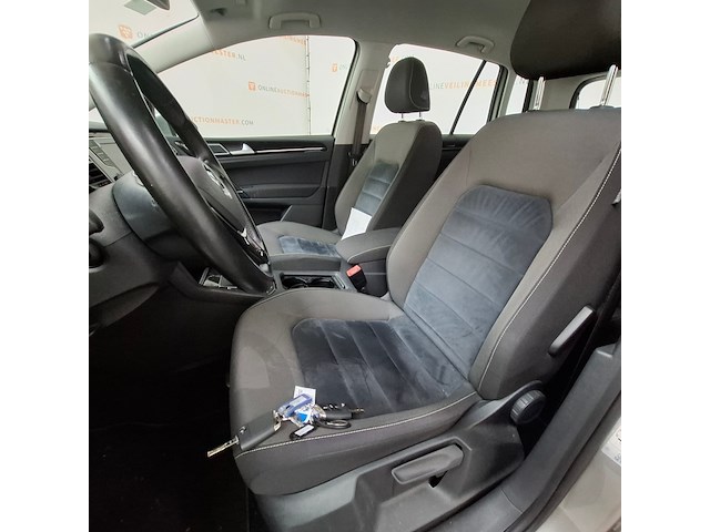 Personenauto, volkswagen, golf sportsvan - afbeelding 22 van  61