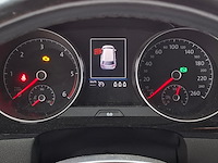Personenauto, volkswagen, golf sportsvan - afbeelding 25 van  61