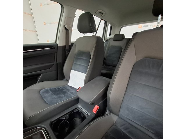 Personenauto, volkswagen, golf sportsvan - afbeelding 30 van  61