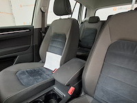 Personenauto, volkswagen, golf sportsvan - afbeelding 30 van  61