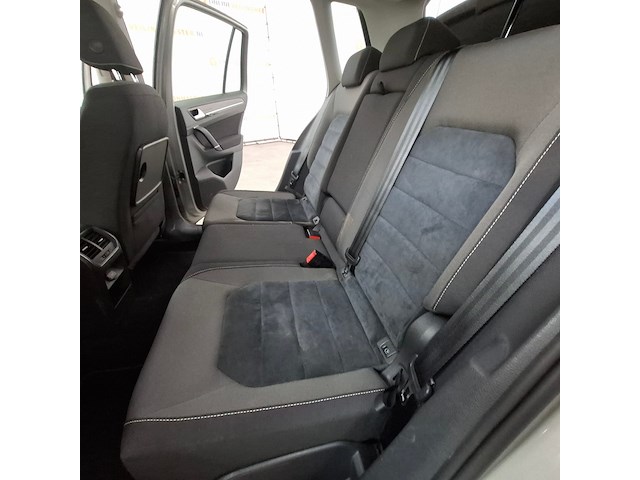 Personenauto, volkswagen, golf sportsvan - afbeelding 31 van  61