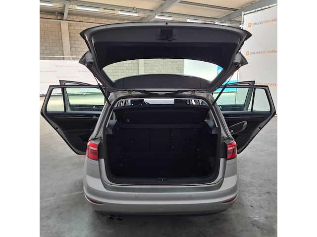 Personenauto, volkswagen, golf sportsvan - afbeelding 33 van  61