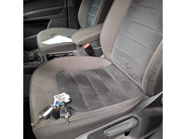 Personenauto, volkswagen, golf sportsvan - afbeelding 30 van  73