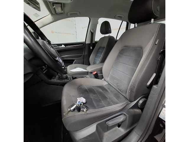 Personenauto, volkswagen, golf sportsvan - afbeelding 31 van  73