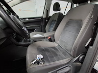 Personenauto, volkswagen, golf sportsvan - afbeelding 31 van  73