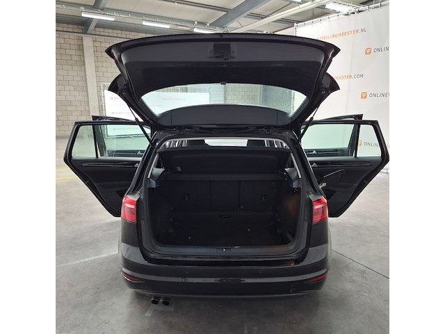 Personenauto, volkswagen, golf sportsvan - afbeelding 43 van  73