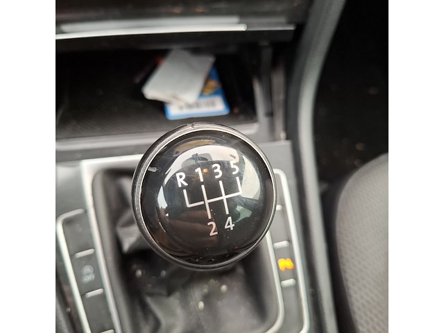 Personenauto, volkswagen, golf - afbeelding 24 van  49