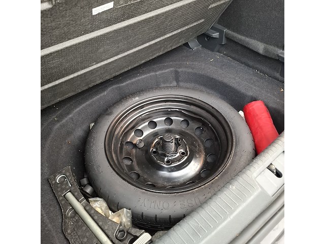 Personenauto, volkswagen, golf - afbeelding 30 van  49