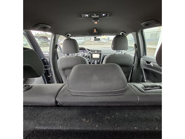 Personenauto, volkswagen, golf - afbeelding 30 van  52