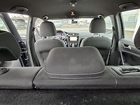 Personenauto, volkswagen, golf - afbeelding 30 van  52