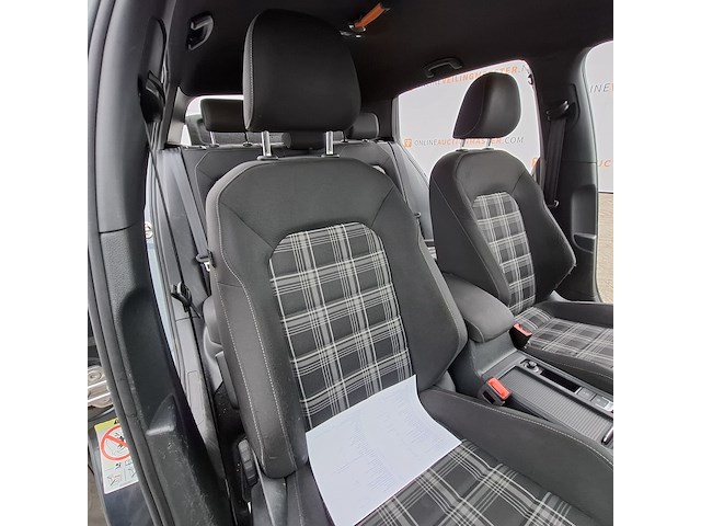 Personenauto, volkswagen, golf - afbeelding 36 van  52